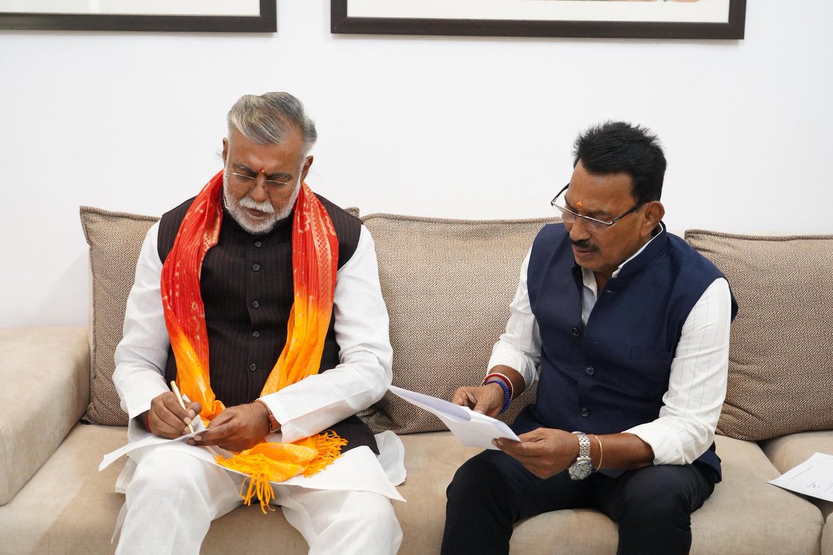 आज भोपाल में मंत्रिपरिषद के वरिष्ठ साथी, पंचायत एवं ग्रामीण विकास मंत्री श्री प्रह्लाद सिंह पटेल जी से सौजन्य भेंट की। इस दौरान विभिन्न समसामयिक विषयों पर विस्तृत चर्चा भी की।

<a href="/prahladspatel/">Prahlad Singh Patel ( वृक्ष से जल, जल से जीवन)</a>