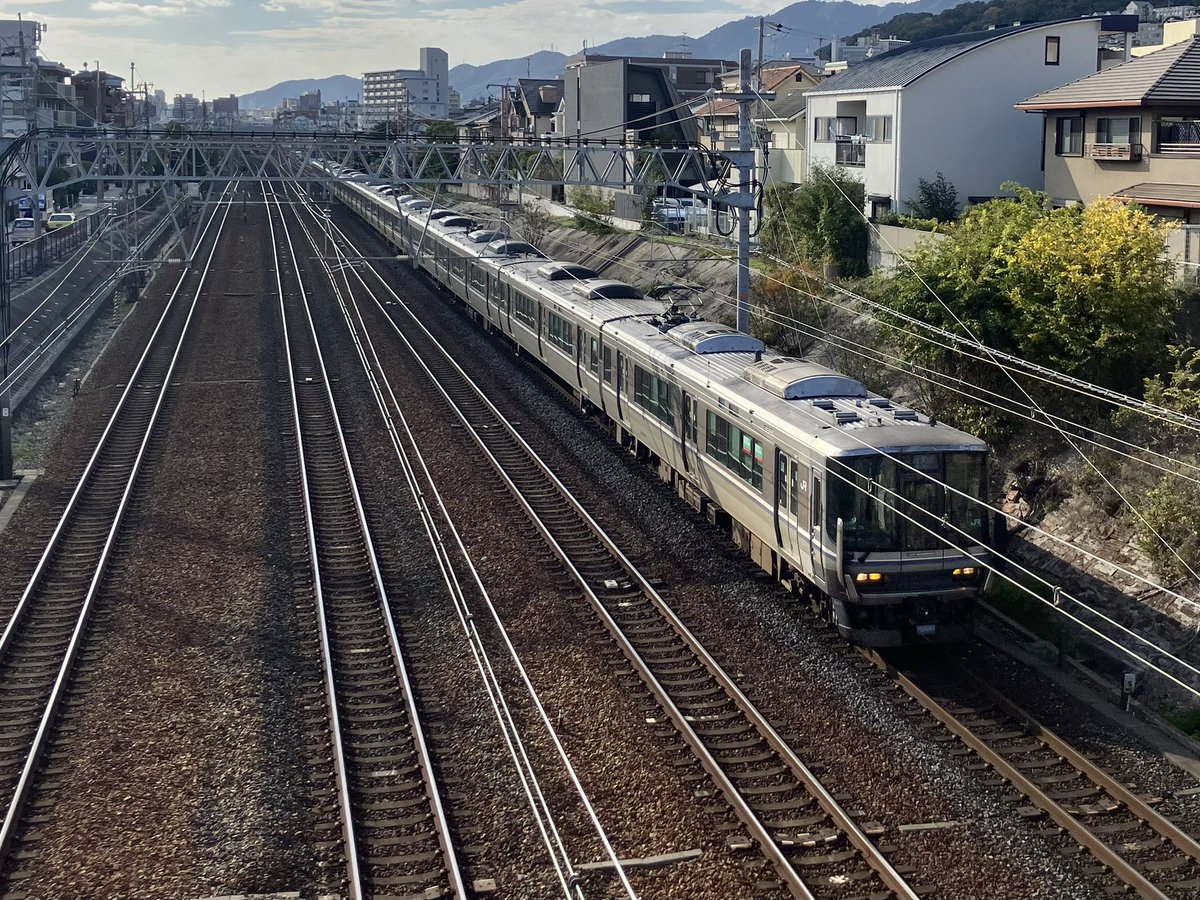tripstar0522's tweet photo. #午後ラン しました。

今日は朝イチで客先直行の予定がありノーランでしたので、昼休みの食事前に5kmジョグ。
朝晩は冷えますが、日中はまだ暖かいですね😅

コース
摂津本山駅北→甲南山手駅北→神戸芦屋市境→西芦屋町→津知→森南町→籾取→小路→摂津本山駅南

#HOKA  #RINCON3
#INNERFACT https://t.co/bjgtMNMw0P