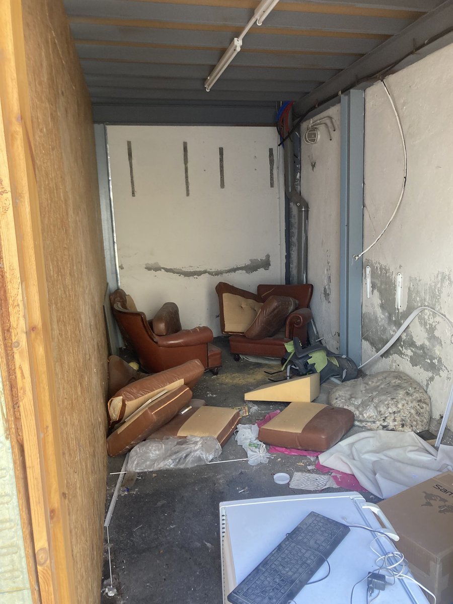 zeroleverage's tweet image. Λευτεριά, Λευτεριά, σε νοσταλγούνε,
μακρινά δάση, ρημαγμένοι κήποι,
όσοι άνθρωποι προσδέχονται τη λύπη
σαν έπαθλο του αγώνος, και μοχθούνε,
και τη ζωή τους εξακολουθούνε,
νεκροί που η καθιέρωσις* τους λείπει.

Καρυωτάκης