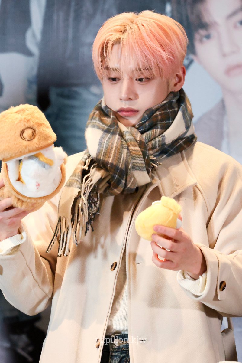 251109
왠지 김지남 느낌이나... 아ㅏ앙 쪼아앙~♡ 

#김지웅 #KimJiWoong #キムジウン #제로베이스원 #ZEROBASEONE #제베원 #ZB1