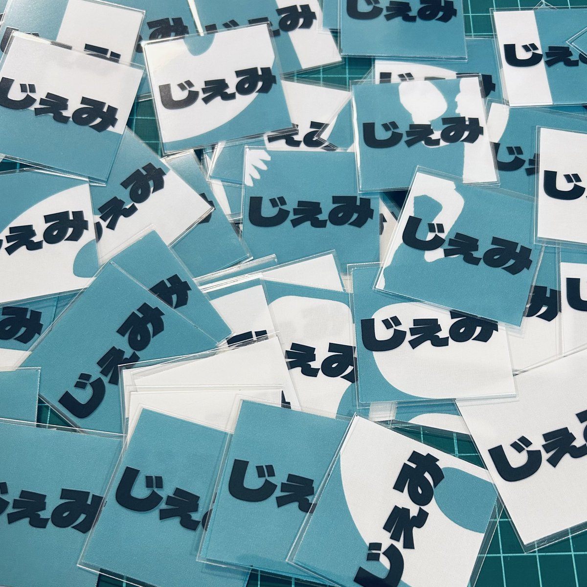 gemi655's tweet image. 新しい名刺シールも持っていきます。
新しいサークル名「じぇみ」の透明シールに、旧サークル名「nomad」のブースカバーを48mmにカットした切れ端をおつけします。

#自作シール
#さん家祭り
#さん家祭り2025
#怨念 

←2024年8月
　　　　　　　　　　　→2025年11月