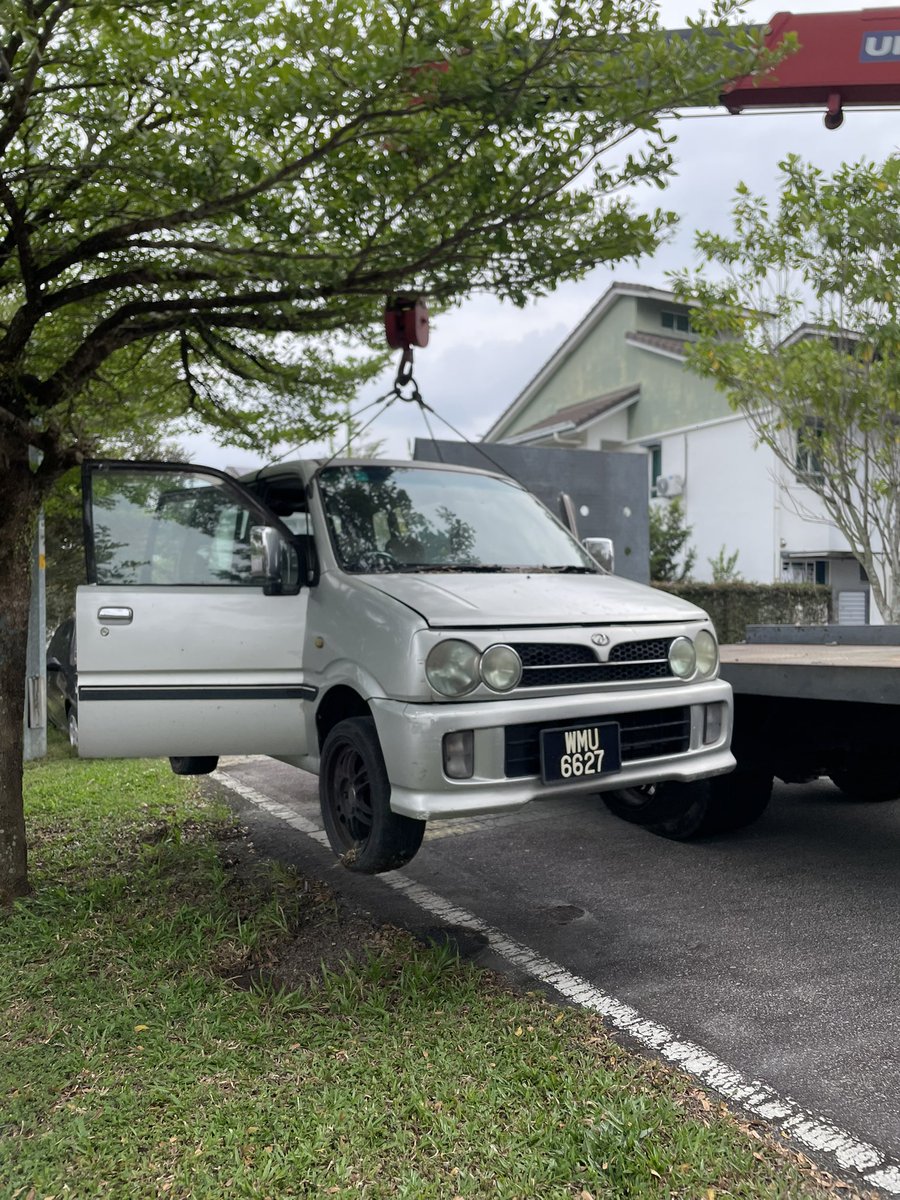 oharham's tweet photo. Fuck EV. Nah, Kenari terbang. https://t.co/53N6Ti40Oh