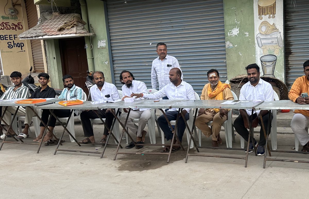 Vinaymudirajbjp's tweet photo. At Yusufguda, Govt School Polling Station🚩
#VoteForBJP #JubileeHillsByElection #bjprising #jublieehillswithlotus #BJP4ViksitBharat #NarendraModi🚩 https://t.co/gJnHDuVLcL