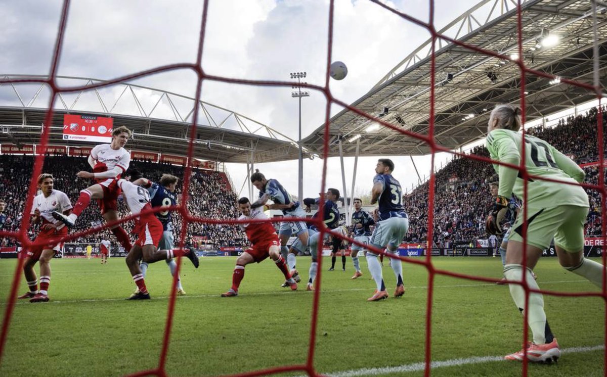 voshans's tweet photo. Sportfotografie ís kunst…
(Foto Olaf Kraak) #MatisseDidden 
#UTRAJA #FCUtrecht #Ajax #voetbal 
#football #soccer #Eredivisie #Utrecht https://t.co/GY6KUCzd8k