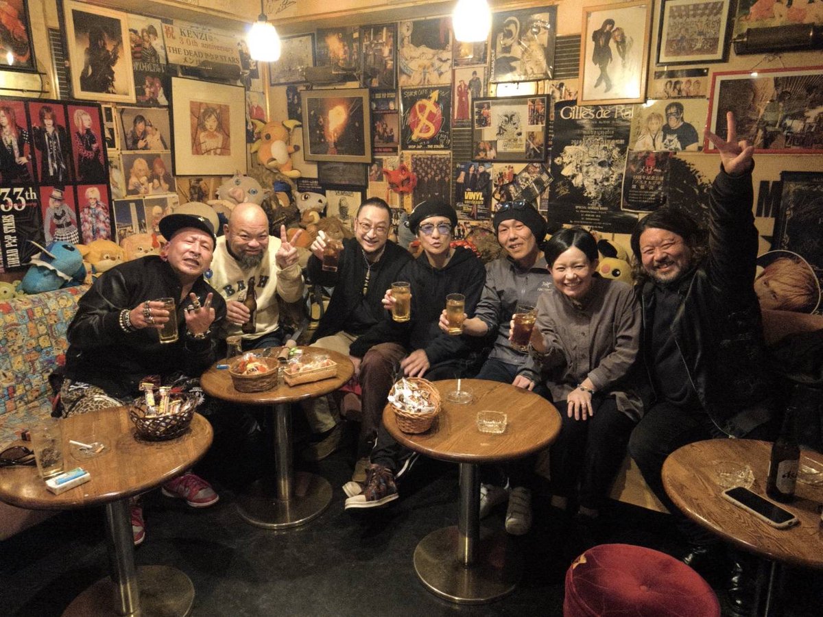 vroomtheband's tweet photo. 福岡の先輩たちと一緒に、
KENZIさん(THE DEAD POP STARS & アンチフェミニズム)オーナーの
歌舞伎町【STAR CAFE】へ。
刺激的であっという間の時間。
最高に楽しい夜でした。🍷
@STARCAFE20
#STARCAFE #KENZI #THEDEADPOPSTARS #アンチフェミニズム https://t.co/gERkFNyN9p