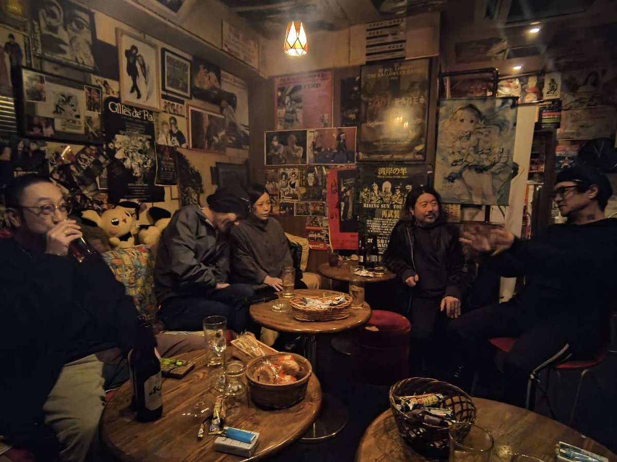 vroomtheband's tweet photo. 福岡の先輩たちと一緒に、
KENZIさん(THE DEAD POP STARS & アンチフェミニズム)オーナーの
歌舞伎町【STAR CAFE】へ。
刺激的であっという間の時間。
最高に楽しい夜でした。🍷
@STARCAFE20
#STARCAFE #KENZI #THEDEADPOPSTARS #アンチフェミニズム https://t.co/gERkFNyN9p