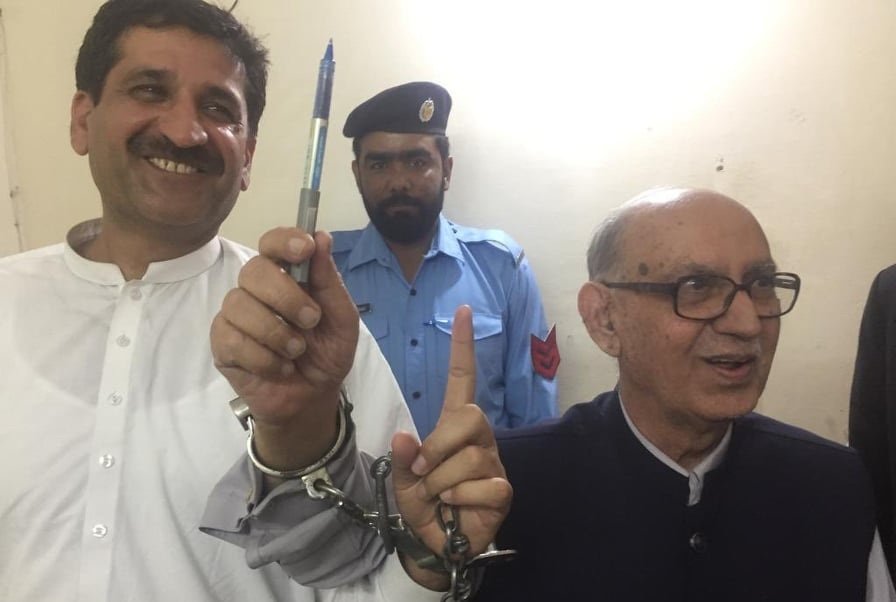 Asadrchaudhry's tweet photo. کر��یہ دار رکھنے کے بعد اس کا تھانے میں فوری اندراج نا کروانے کے بھونڈے الزام میں
 عمران نیازی نے عرفان صدیقی صاحب کو 80 سال کی عمر میں گرفتار کروا کر ہتھکڑی لگوائی تھی۔اور
اب 86 سال کے انتہائی شریف انسان کے انتقال پر جس طرح یوتھئیے مذاق اڑا رہے ہیں۔
اس سے مزید یقین بڑھتا ہے کہ
اس گندی ترین نسل کو صفحہ ہستی سے مٹانا ناگزیر ہے۔
عرفان صدیقی صاحب ایک استاد تھے جن کے سینکڑوں شاگرد پاکستان کے نامور بیوروکریٹس سمیت ایسے افراد تھے جنہوں نے پاکستان کی بے انتہا خدمت کی۔عرفان صدیقی صاحب خوش گفتار،بااخلاق،اور انتہائی دانا اور اعلی ظرف انسان تھے۔
جنہوں نے پاکستان کی بے انتہا خ��د بھی خدمت کی۔
وہ فیلڈ مارشل حافظ سید عاصم منیر کے بھی استاد رہے

نیازی اور یوتھئیوں کی ملک دشمن حرکتوں،شہداء کے مذاق اڑانے،9 مئی،سمیت ان گنت ناقابل معافی جرائم کے بعد
 ان حرکتوں کو بھی نوٹ کیا گیا ہے۔۔کسی بھی صورت معاف نہیں کیا جائے گا۔یہ عبرت کا نشان بنیں گے۔انشااللہ

(اسد آر چوہدری)
