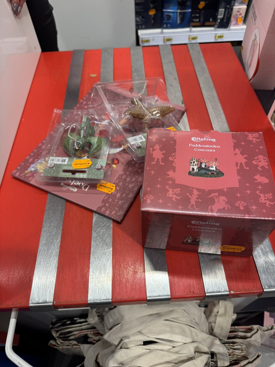 cindy_ve's tweet image. Yes de uitverkochte spullen toch kunnen bemachtigingen , nu wachten op de rest die besteld waren #Souvenirs #Kruidvat #Efteling