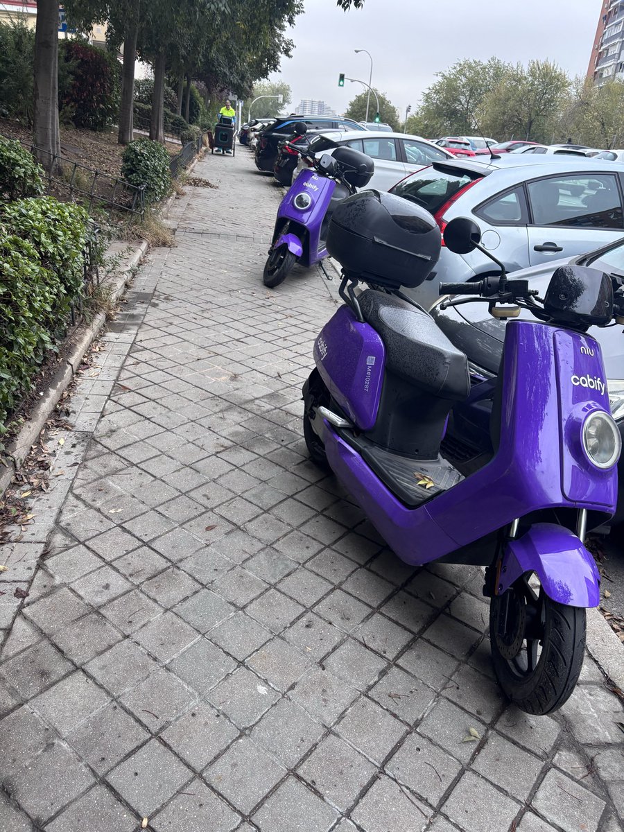 Hola <a href="/cabify_espana/">Cabify España</a> <a href="/MADRID/">Ayuntamiento Madrid</a> estas dos motos impiden el paso en una acera muy estrecha. Camino de Granapanes (Madrid), ¿podéis hacer algo?