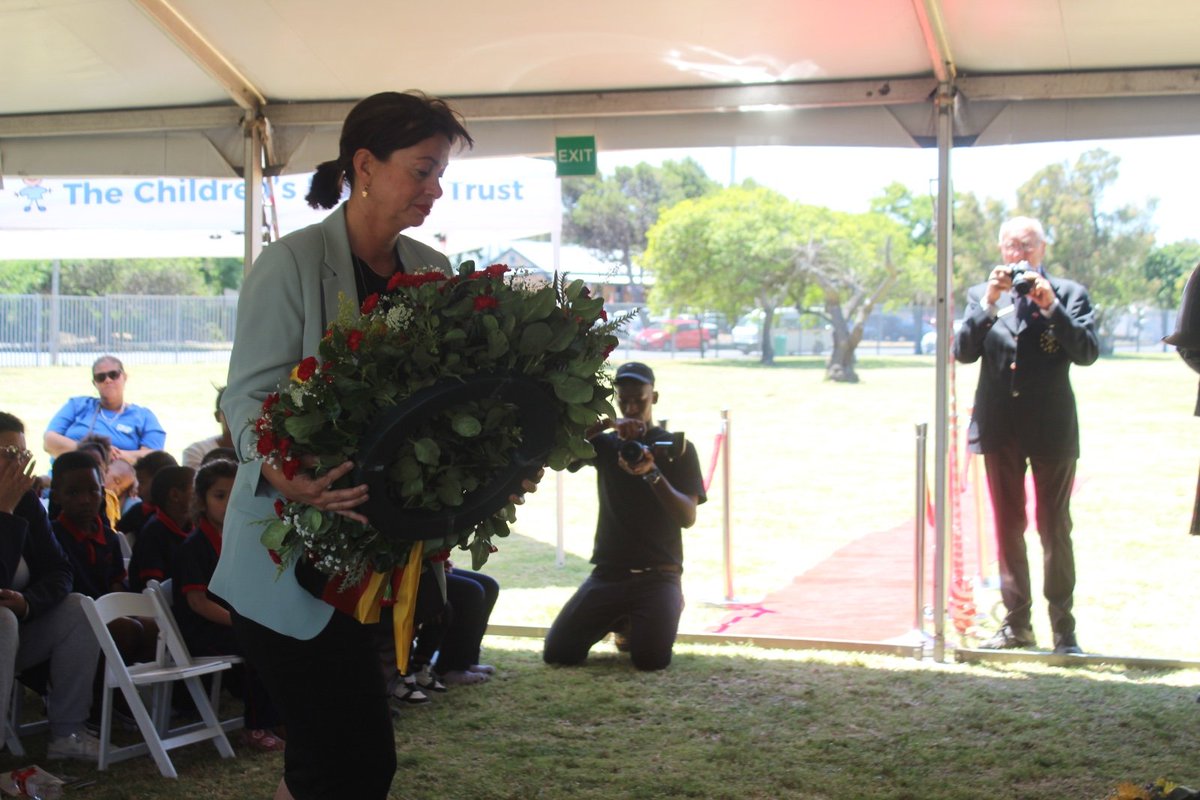 GermanyCapetown's tweet photo. On the occasion of #RemembranceDay, it was an honour to lay down a wreath at the Red Cross War Memorial Children's Hospital. And while we commemorate the dead of two #WorldWars, we must always defend #peace, #freedom and #humandignity.
#NeverForget https://t.co/Ktz6nHiEo0