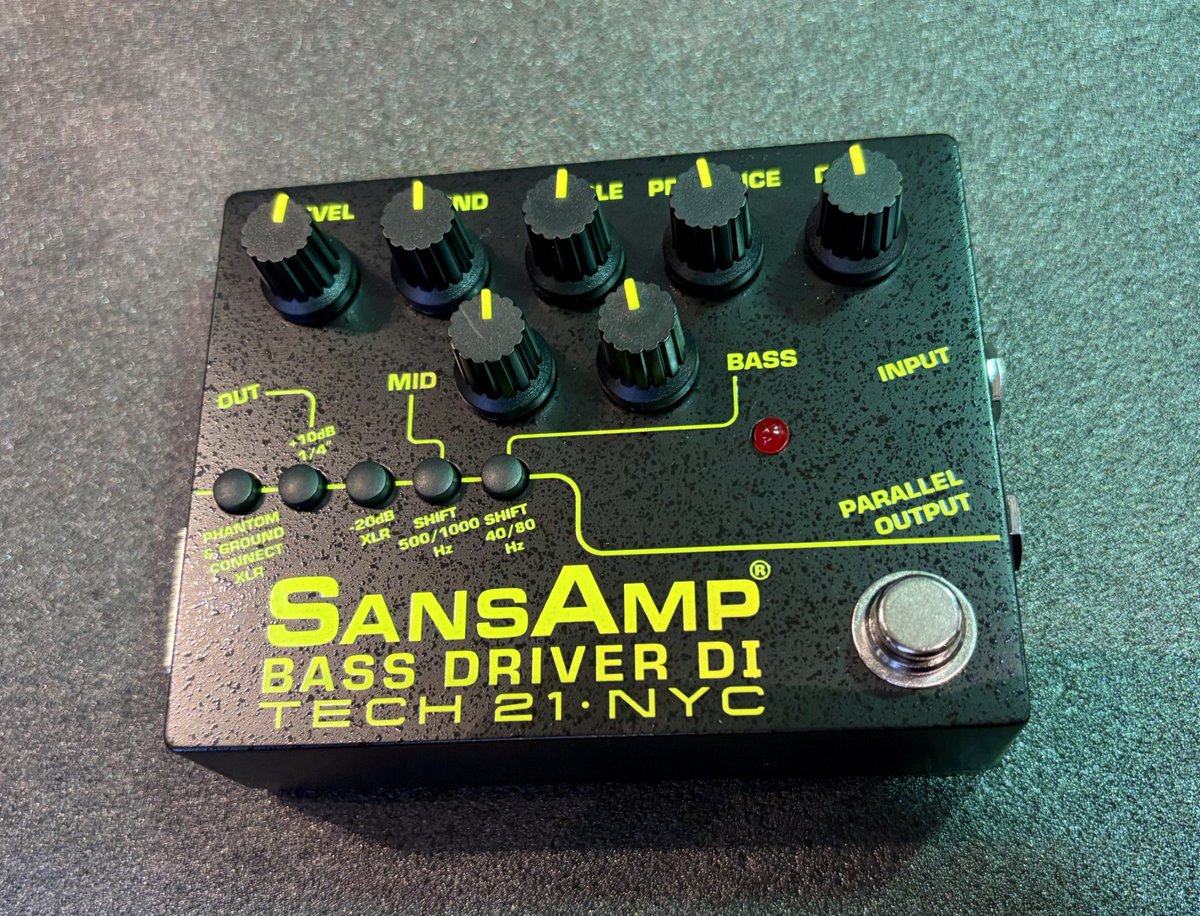 bassstation_akb's tweet image. ＃TECH21
SANSAMP BASS DRIVER DI V2が再入荷！

比較的キャラクターの強いサウンドですが、長年定番としてあり続けるだけの理由がそこにはあります…！
昔は使っていたという方も、改めて触って見ると新たな発見があるかもしれませんよ👀

🔽商品ページはコチラ🔽
ikebe-gakki.com/Form/Product/P…