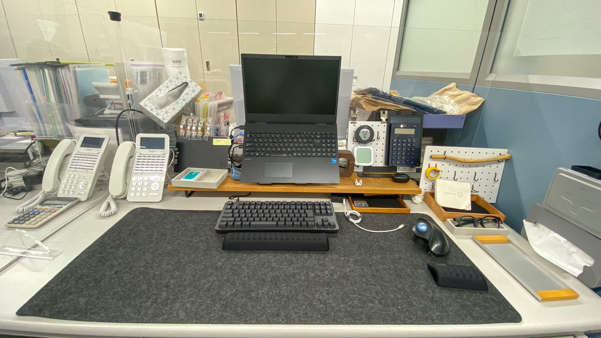 ocogerice's tweet photo. @katashikata_bm カタシカタさんのいろいろなお話を盗み聞きしながらどんなデスクにするといいのかイメージして整えてみました♪
これから細かいところはアップデートしていきたいと思ってます。
先生！私のデスクいかがですか！ https://t.co/hW2ua2hu3q