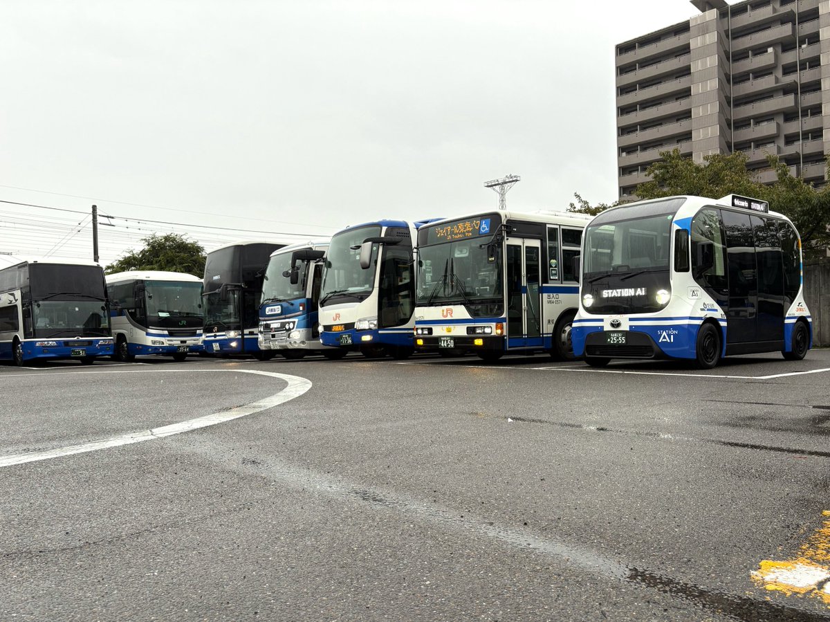 JRtokai_bus's tweet image. 最近、当社の車両基地、色んなバスで賑やかなんです♪

そして、本日、、、( *´艸｀)

#JR東海バス #車両基地 #スカニア #InterCityDD #２階建てバス #ラッピングバス  #レトロバス #日野 #セレガ #青坊主 #青屋根 #エアロエース #エアロスター #三菱ふそう #epalette #イーパレット #トヨタ自動車…