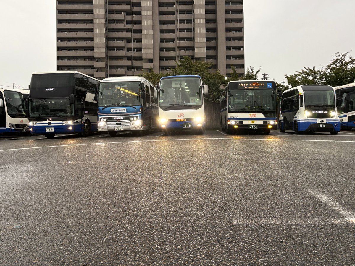 JRtokai_bus's tweet image. 最近、当社の車両基地、色んなバスで賑やかなんです♪

そして、本日、、、( *´艸｀)

#JR東海バス #車両基地 #スカニア #InterCityDD #２階建てバス #ラッピングバス  #レトロバス #日野 #セレガ #青坊主 #青屋根 #エアロエース #エアロスター #三菱ふそう #epalette #イーパレット #トヨタ自動車…
