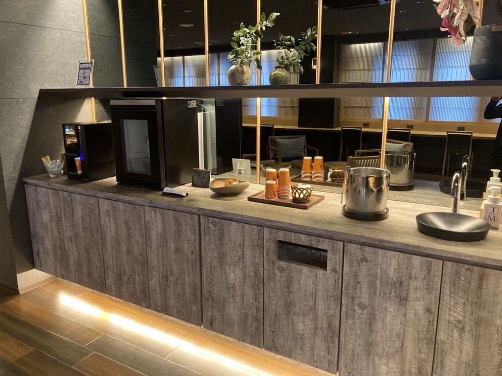 ClassBiz_2021's tweet image. 旅先でも仕事柄、その土地の #コワーキングスペース　が気になります。

先日宿泊した宿の中のコワーキングが居心地良くて最高でした★

和を基調にした空間で、音楽も香りもドリンクサービスもGOOD。
めちゃくちゃ集中できて、延長2時間してしまうほど。
いろんな意味で勉強になりました！
＃松屋別館