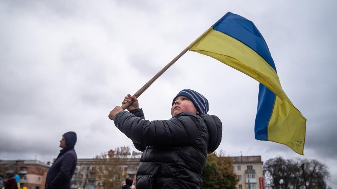ZelenskyyUa's tweet image. In November 2022, our blue and yellow flags, which people had hidden for months, once again flew over the streets of Kherson. We remember that joy, those tears, those hugs. The gratitude you feel when you see your people returning. The occupiers fled Kherson thanks to the…