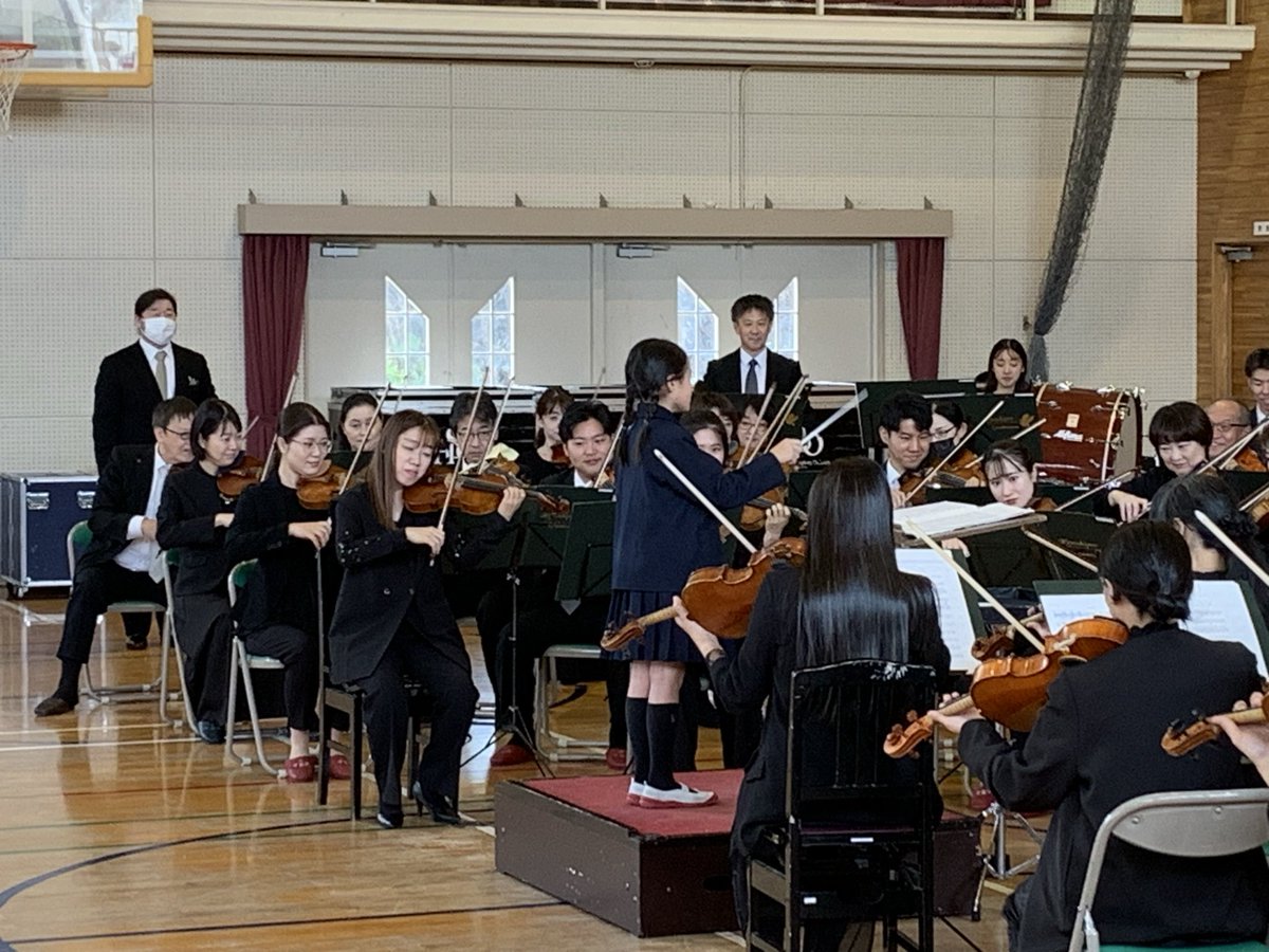 11/11(火)秋晴れ爽やかな本日は南区の広島市立皆実小学校のオーケストラ音楽鑑賞教室にお伺いしました(指揮:直井大輔さん)
元気いっぱいの児童たち、合唱共演曲の「ビリーブ」では元気いっぱいの大きな声で歌ってくれました。