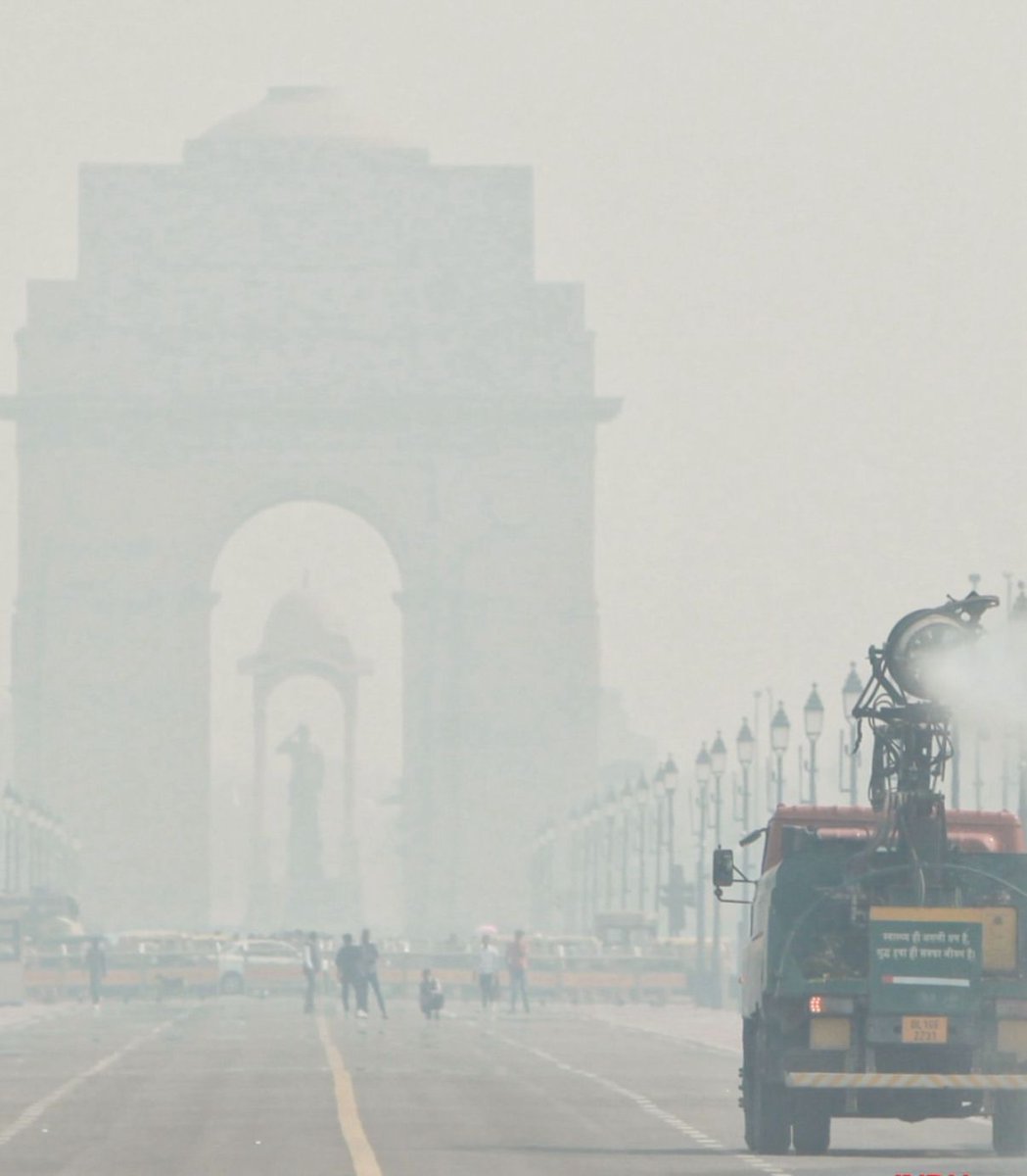 PatelGroupINC's tweet photo. Amid thick smog engulfing the capital, New Delhi residents don masks and scarves, shielding themselves from the choking pollution.
#Delhi #Pollution #AQI #Smog #Poorcondition #humanrights https://t.co/0TG6DepNTR