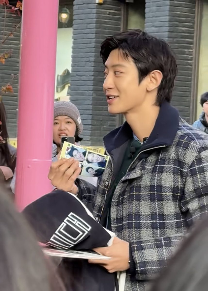 bhyuneeloey's tweet photo. look at the 4-cuts photo chanyeol was holding. he's sooooo adorable 😭🤏🏻 https://t.co/2X4qBARCch