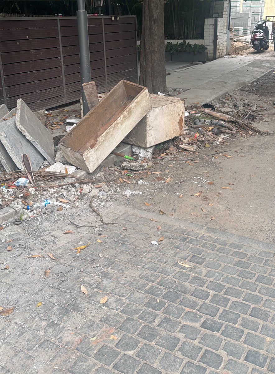 jinith10's tweet photo. Garbage not picked up at all on this road. All garbage collected outside a commercial establishment everyday. @chennaicorp 
Please get it fixed 

This is Near Lawrence and Mayo, Rutland Gat, Nungambakkam
Exact location is here- https://t.co/wExj5HE8tH https://t.co/P2JE8Mmc9F