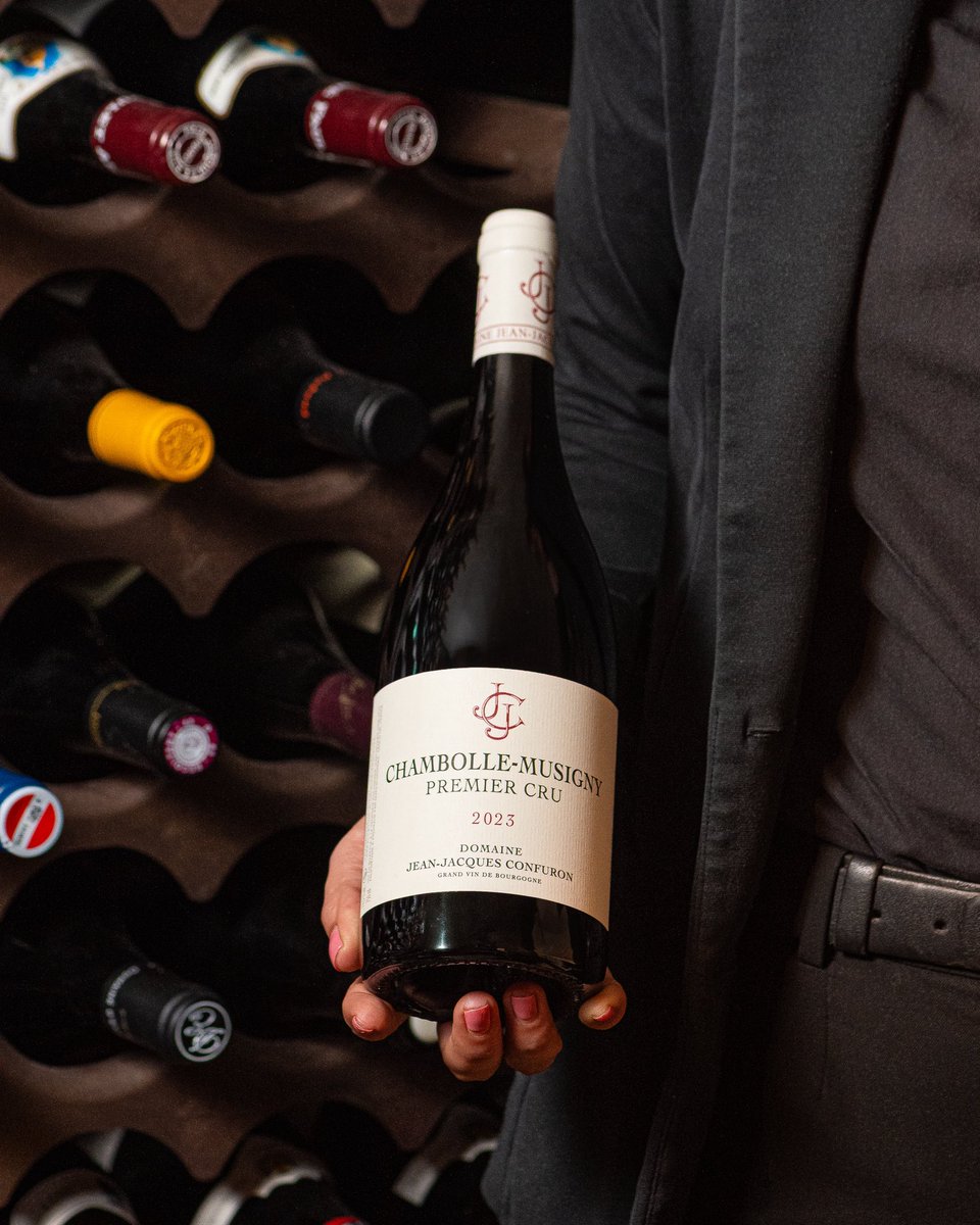 vilaviniteca's tweet photo. Jean-Jacques Confuron es una de las bodegas familiares más reputadas de la Côte d’Or y la primera de Bourgogne que importamos en 1993. Su Chambolle Musigny 1er Cru 2023 es un magnífico pinot noir que combina intensidad, finura y elegancia. #vinodeldía https://t.co/ptuQPePGwy https://t.co/RebG92c24K