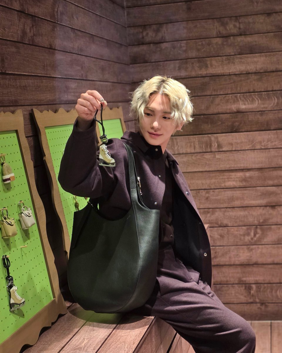 SHINee's tweet image. 🦊👝🩶

#KEY #키
#SHINee #샤이니 
#LONGCHAMP #롱샴