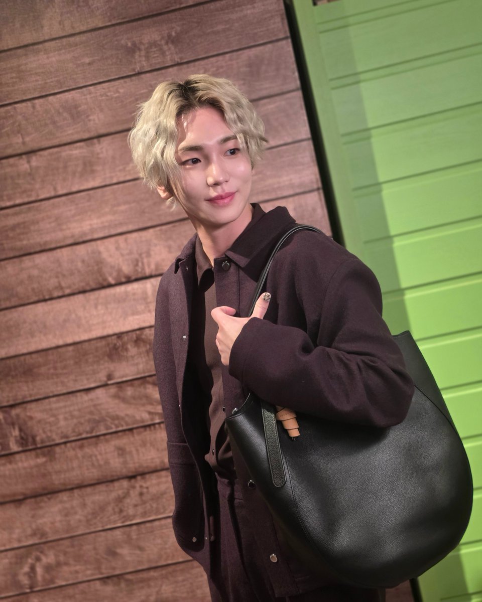SHINee's tweet image. 🦊👝🩶

#KEY #키
#SHINee #샤이니 
#LONGCHAMP #롱샴