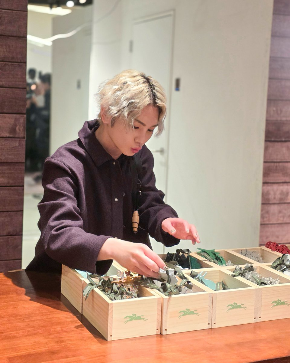 SHINee's tweet image. 🦊👝🩶

#KEY #키
#SHINee #샤이니 
#LONGCHAMP #롱샴