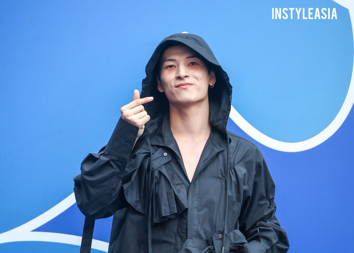 instyleasia's tweet photo. #JO1's Sukai Kinjo (#Produce101Japan season 1) wears a vibrant all-black spring fashion and makes a heart sign, a small but meaningful gesture toward all fans at the blue carpet for ARTS DE BASE x PEGLEG #SS2026, #SeoulFashionWeek.
#金城碧海 #SukaiKinjo #ArtsDeBase #Pegleg https://t.co/hawgwJ7kV2