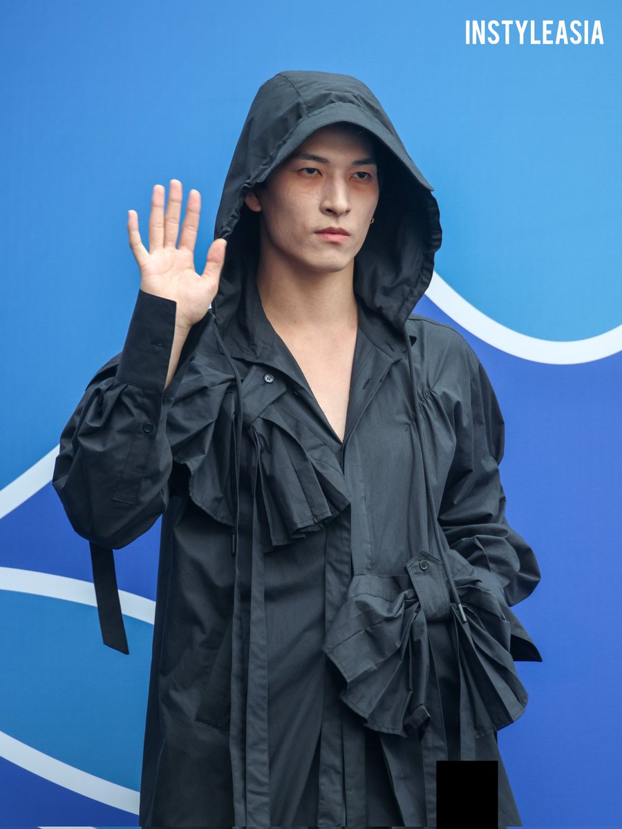 instyleasia's tweet photo. #JO1's Sukai Kinjo (#Produce101Japan season 1) wears a vibrant all-black spring fashion and makes a heart sign, a small but meaningful gesture toward all fans at the blue carpet for ARTS DE BASE x PEGLEG #SS2026, #SeoulFashionWeek.
#金城碧海 #SukaiKinjo #ArtsDeBase #Pegleg https://t.co/hawgwJ7kV2