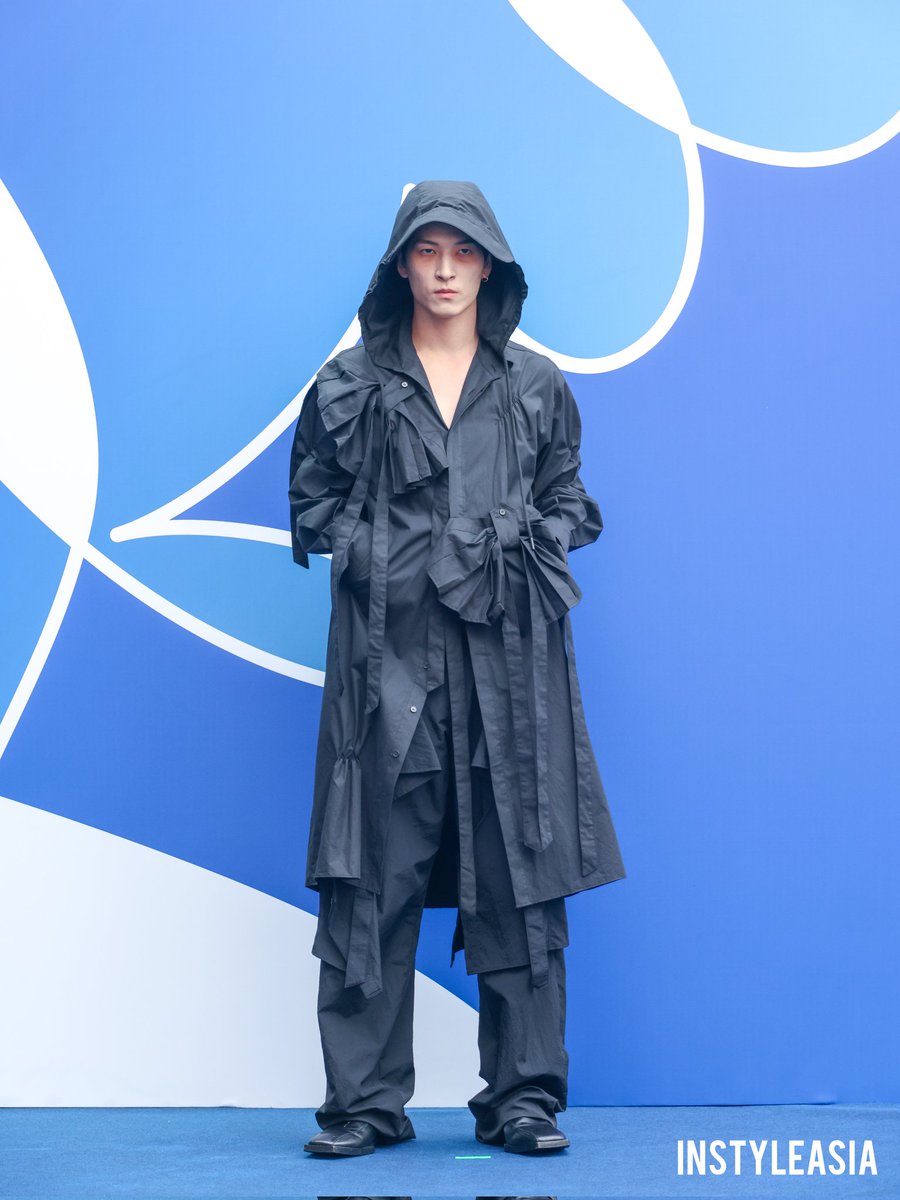 instyleasia's tweet photo. #JO1's Sukai Kinjo (#Produce101Japan season 1) wears a vibrant all-black spring fashion and makes a heart sign, a small but meaningful gesture toward all fans at the blue carpet for ARTS DE BASE x PEGLEG #SS2026, #SeoulFashionWeek.
#金城碧海 #SukaiKinjo #ArtsDeBase #Pegleg https://t.co/hawgwJ7kV2