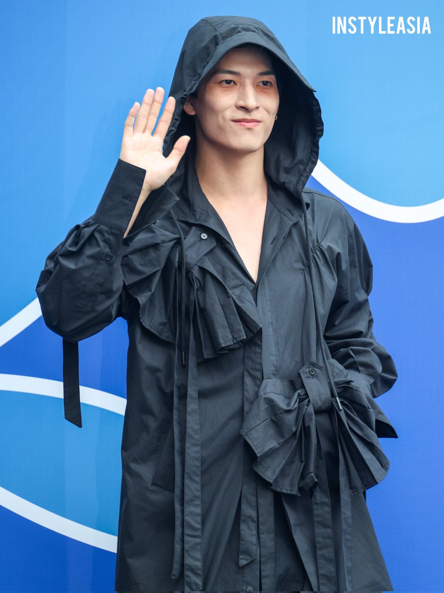 instyleasia's tweet photo. #JO1's Sukai Kinjo (#Produce101Japan season 1) wears a vibrant all-black spring fashion and makes a heart sign, a small but meaningful gesture toward all fans at the blue carpet for ARTS DE BASE x PEGLEG #SS2026, #SeoulFashionWeek.
#金城碧海 #SukaiKinjo #ArtsDeBase #Pegleg https://t.co/hawgwJ7kV2