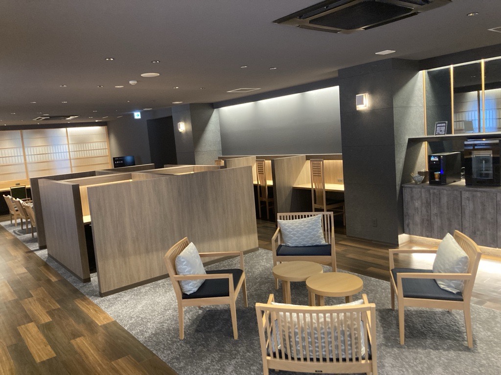 ClassBiz_2021's tweet image. 旅先でも仕事柄、その土地の #コワーキングスペース　が気になります。

先日宿泊した宿の中のコワーキングが居心地良くて最高でした★

和を基調にした空間で、音楽も香りもドリンクサービスもGOOD。
めちゃくちゃ集中できて、延長2時間してしまうほど。
いろんな意味で勉強になりました！
＃松屋別館