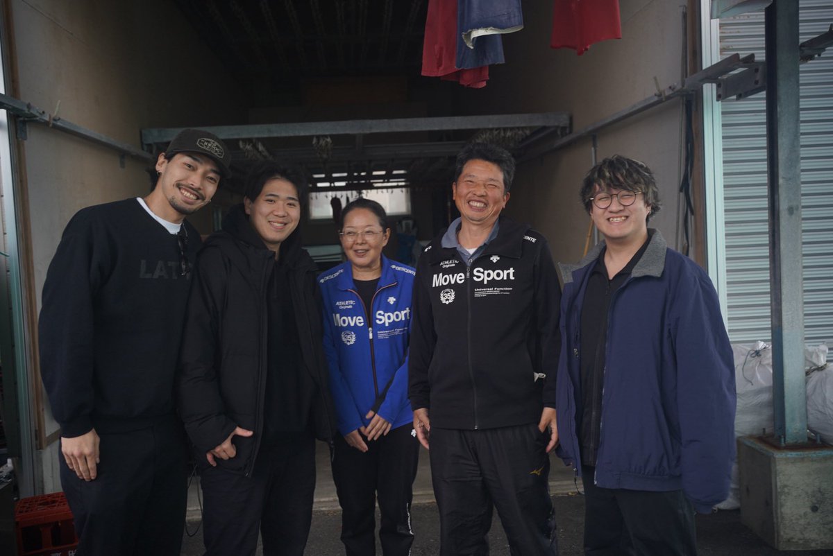 昨日は函館・尾札部で真昆布と
がごめ昆布を育てる
漁師の白川さんのもとへ。
地球温暖化、後継者不足、設備費高騰…。
厳しい現実の中でも
“美味しい昆布を届けたい”と
海と真っ直ぐに向き合う姿に心が震えた。
この尊い仕事を、僕たちは絶対に消費者に
も伝えるべきだと。