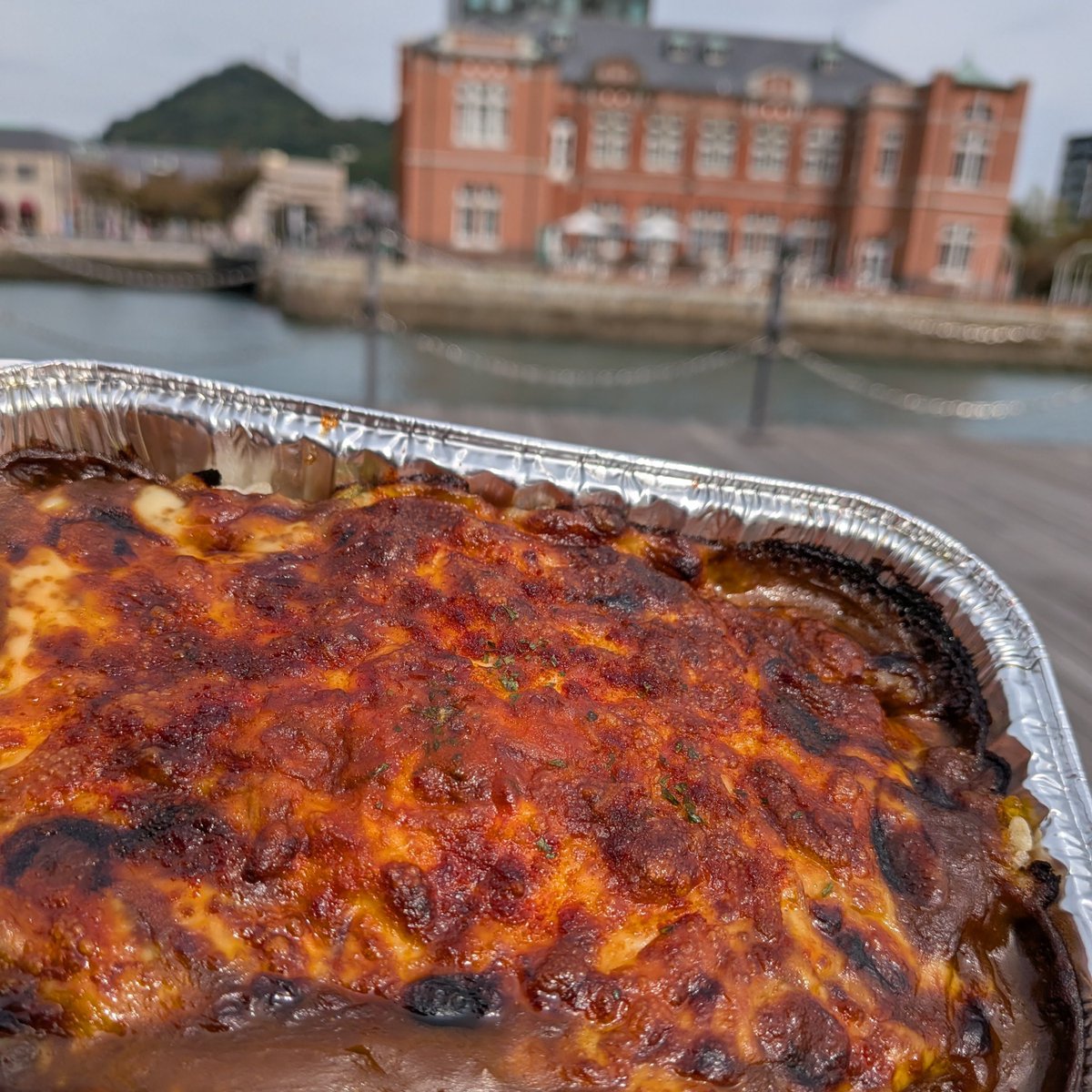 w26115's tweet photo. 姪浜チェアリング協会(MCA)Vol.49
門司港レトロでの打合せ終わりで #チェアランチ
門司港名物は #焼きカレー
#カレー焼き は直方名物。
…どうでもいいけど
#チェア呑み #チェア散歩 #チェア活 #chairing #チェアリング好きな人と繋がりたい https://t.co/moH0C1d7g0