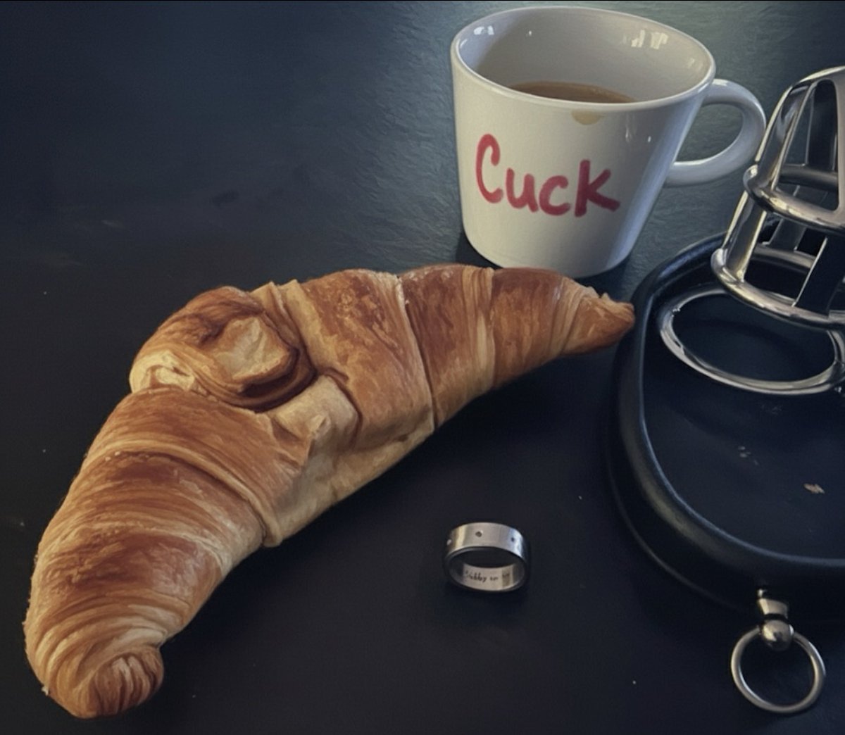 Lippenstift der letzten Nacht. Vor Stunden Verführung, jetzt: Vorführung in kaltem Licht. Wie ich für <a href="/his_nOvelle/">Loreley</a> auszusehen habe, ist eindeutig. Dem Anlass zur Ehre. Sie empfing ihn, ich empfange mein Urteil. Jeder Biss ins gefüllte Croissant begleitet von wilder Wahrheit.