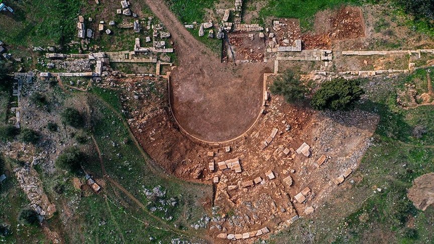 aakultursanat's tweet image. - Kazılar sayesinde tahribatlar sıfıra indirildi

⛏️ Gölyazı&apos;daki antik tiyatroda seyirci basamakları orijinal yerlerine yerleştiriliyor v.aa.com.tr/3739584