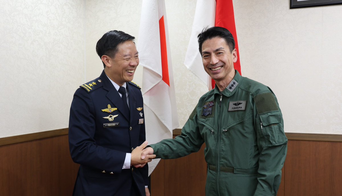 #森田空幕長 は、🇸🇬シンガポール空軍司令官ファン少将と懇談を行い、日星空軍種間における防衛協力・交流進展の重要性を確認しました。また #門間空幕副長 はファン少将とともに三沢基地 <a href="/jasdf_misawa/">航空自衛隊 三沢基地</a> を視察しました。今後も星空軍との連携を強化し、地域の安定と平和に寄与してまいります🇸🇬🤝🇯🇵
