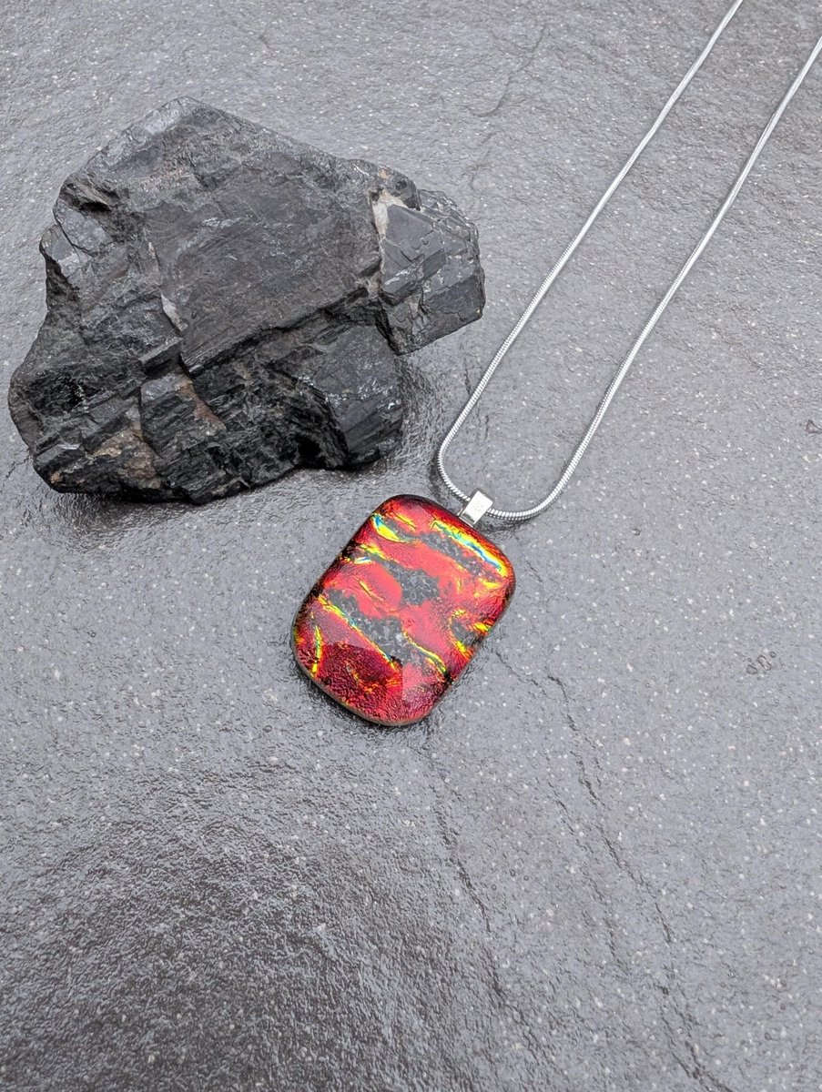 Samphireglass's tweet image. Stunning fiery volcanic inspired dichroic glass necklace. Made from sand from Reynisfjara beach in Iceland and vibrant textured red, gold and green dichroic glass. A unique gift ideas.

#handmade #etsy #uniquegifts

samphireglass.etsy.com/listing/440231…