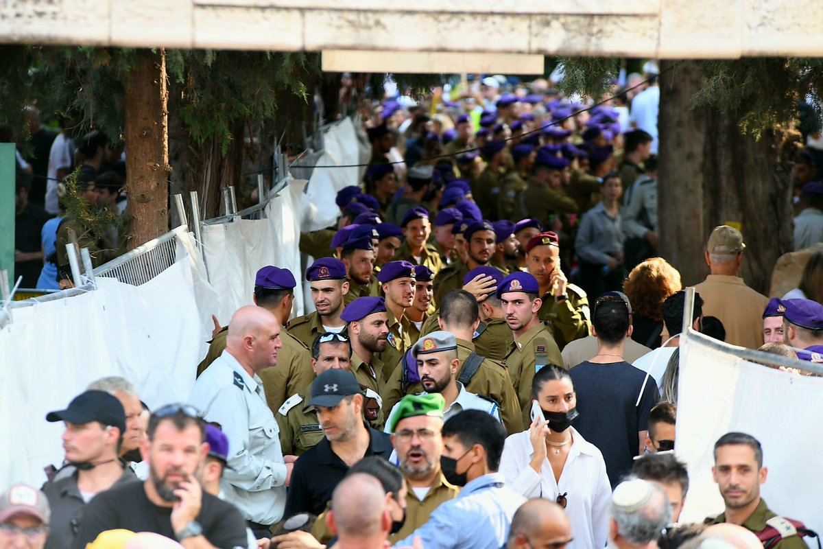 אחרי 11 שנים וחצי: סגן הדר גולדין מובא למנוחת עולמים בכפר סבא, מוקף בהמונים שהגיעו ללוות אותו בדרכו האחרונה | כל הפרטים >>> kan.org.il/content/kan-ne…

<a href="/YCiechanover/">Yael ciechanover יעל צ׳כנובר</a> 
קרדיט: דנור אהרון