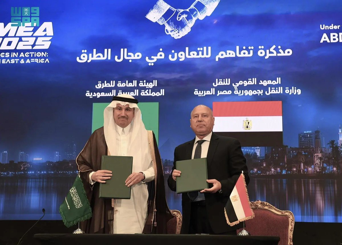 KSAembassyEG's tweet photo. وقّع معالي وزير النقل والخدمات اللوجستية رئيس مجلس إدارة الهيئة العامة للنقل المهندس صالح بن ناصر الجاسر، ونائب رئيس مجلس الوزراء للتنمية الصناعية وزير الصناعة والنقل في جمهورية  #مصر العربية الفريق المهندس كامل الوزير، مذكرة تفاهم للتعاون في مجال النقل بين #المملكة ومصر.
 جاء ذلك على هامش اجتماع الدورة العادية لمجلس وزراء النقل العرب في القاهرة، برئاسة دولة الكويت، وبحضور أصحاب المعالي وزراء النقل العرب.
 وتهدف المذكرة إلى تعزيز التعاون المشترك في مجال الطرق وتبادل الخبرات والتجارب والمعلومات العلمية والتقنية والدراسات والبحوث المشتركة بين الهيئة العامة للطرق بالمملكة العربية السعودية والمعهد القومي للنقل بجمهورية #مصر العربية.