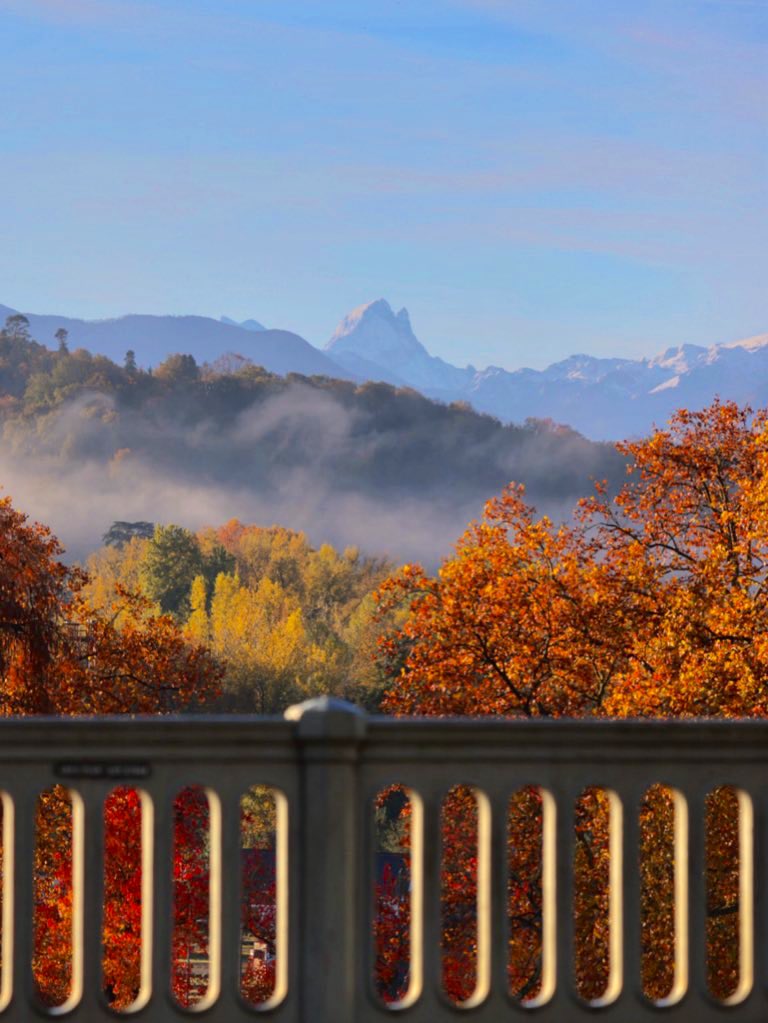 🍂 Venez découvrir le Boulevard des Pyrénées à Pau en automne !
Sous un ciel limpide, les montagnes se parent de neige tandis que les arbres flambent de mille couleurs. Une balade suspendue entre ciel et terre, où chaque pas offre une vue grandiose sur les Pyrénées.🌄