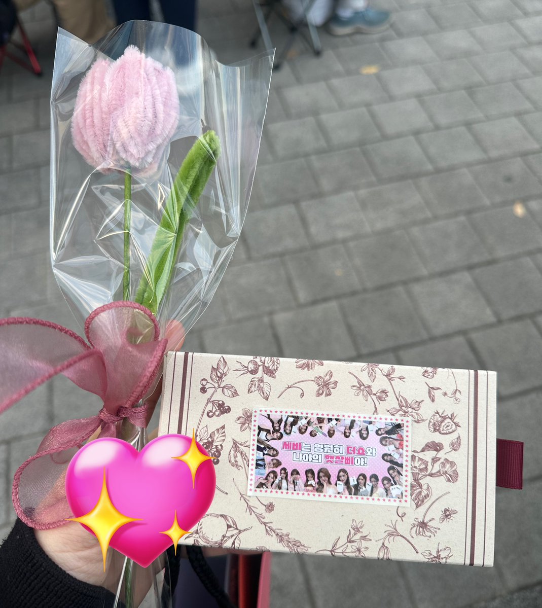 myluvbbit's tweet image. 세비 막방이라고 한명한명 이름써서 편지 써주고 싸폴에 쿠키랑 꽃인형 줬어….. 세비가 쓰는 향수 직접 뿌리고 하나하나 만들었대..🥺🥺