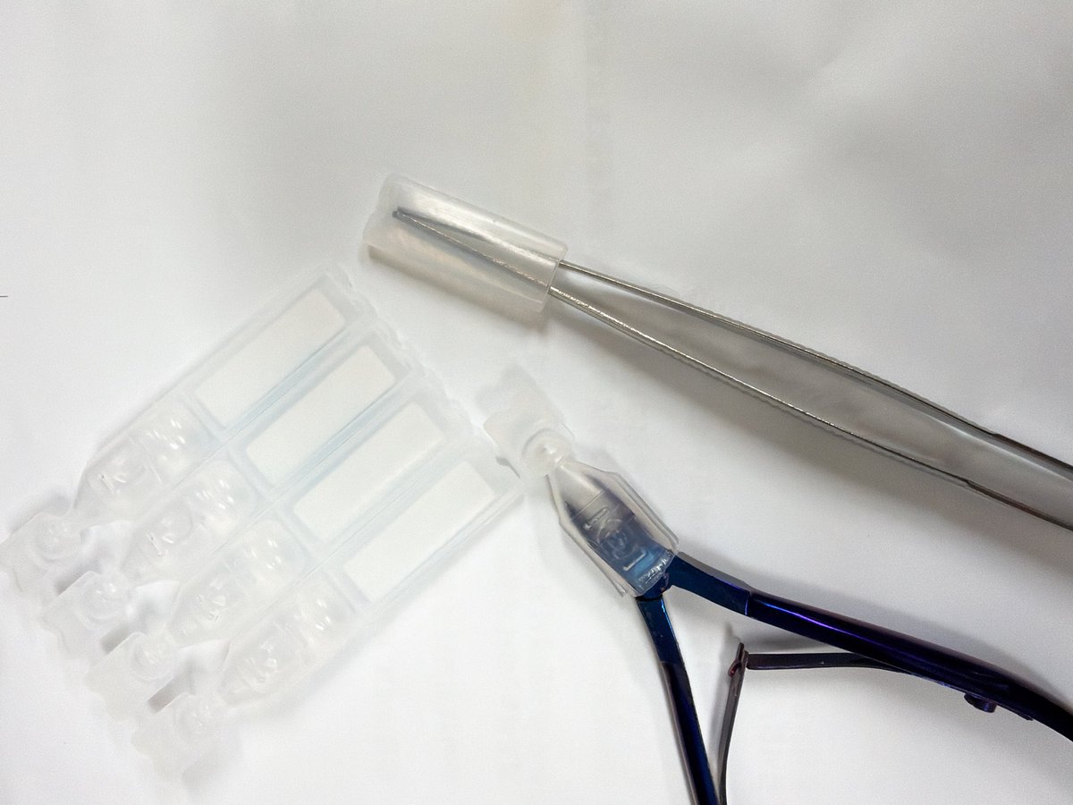 일회용 인공누액이나 안약 껍데기가 핀셋과 네일 니퍼 캡으로 매우 적합하다는 거 다들... 알아줬으면 함...