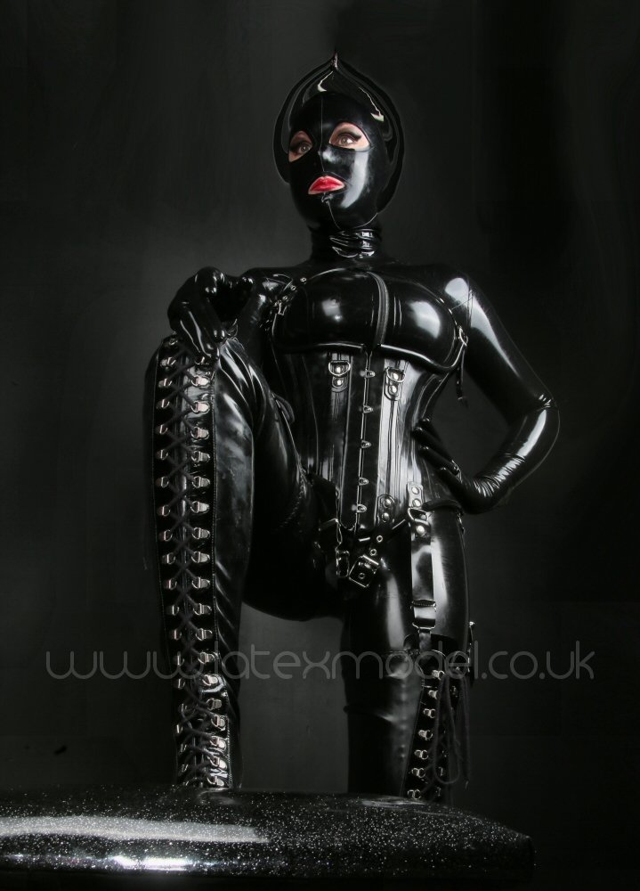 Accidentally looking like a character out of Metropolis!  😁

#TheLatexModel #totalenclosuremodel