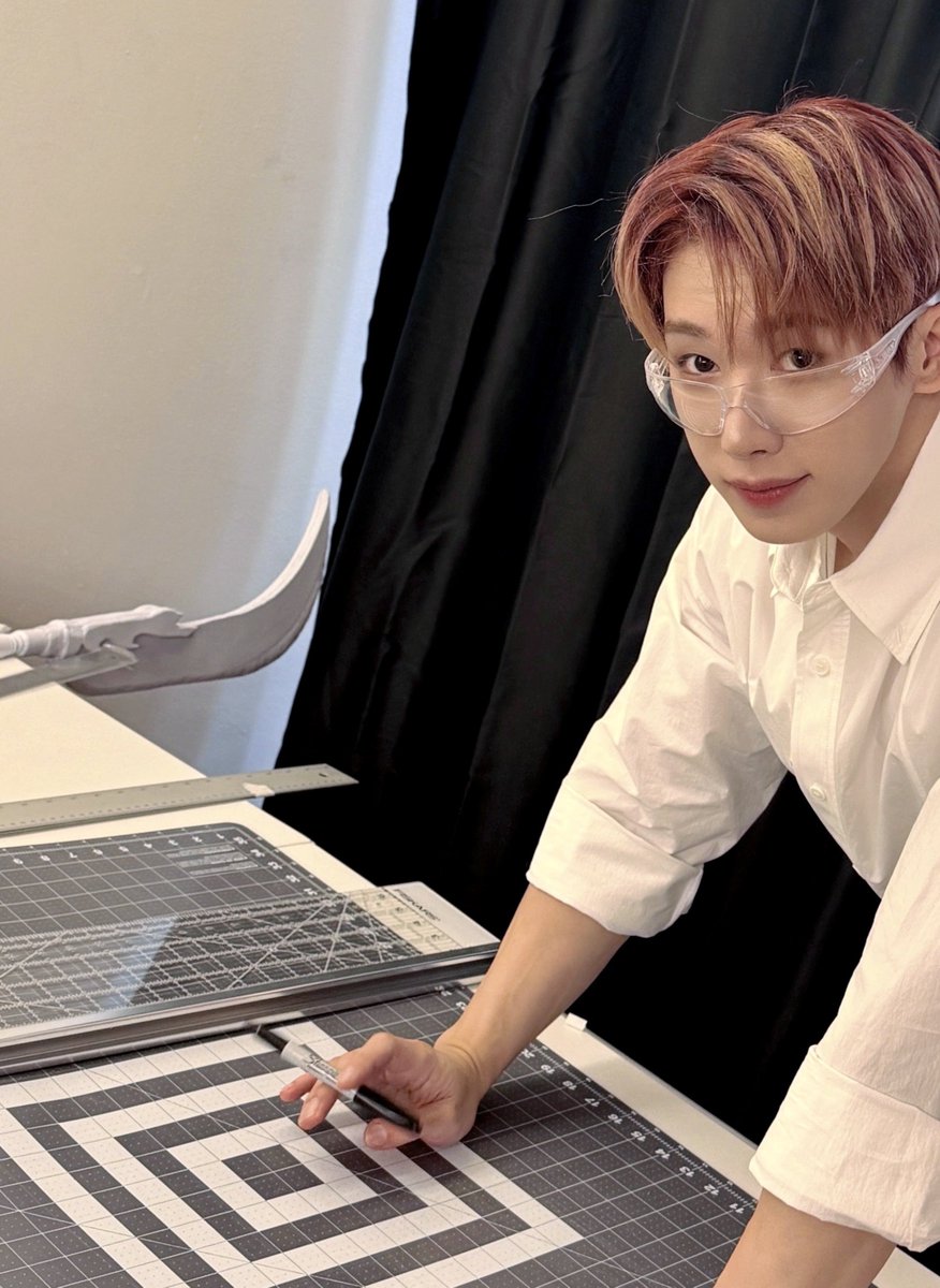 themalificent's tweet photo. This year's MAMA stage will be a collaboration with Netflix, they'll have a Huntrix and Saja Boys stage recreated by kpop artists

And a Wenee pointed out Wonho was next to a sceptre that seems to be from Kpop Demon Hunters

So what if 👀👀👀 what if Abby Wonho at MAMA??? https://t.co/pTYaNnD2v7