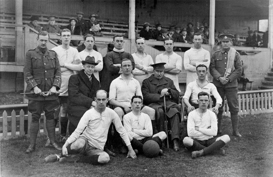 היום הוא יום שביתת הנשק, היום בו הסתיימה מלחמת העולם הראשונה.
לכבוד זה כתבתי על גדודי הכדורגלנים שהיו במלחמה ההיא.
מוזמנים לקרוא, ואם אהבתם אז גם לרטווט

bit.ly/47AisZh