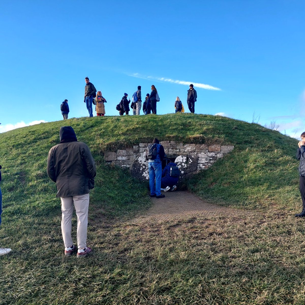 HeritageMU's tweet image. ICH students exploring the Hill of Tara and learning about high crosses in Kells yesterday. 

As part of our Certificate, students learn about and explore some of the most iconic sites in Ireland. Learn more about our course here: maynoothuniversity.ie/irish-cultural… 

📷Sinéad Wright
