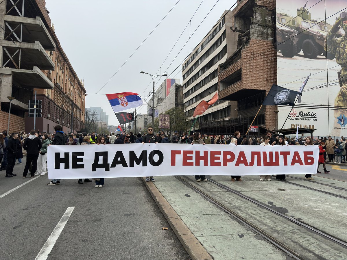 Blokada_ASSP's tweet photo. Ово je црвена линија!

Рушење Генералштаба значило би рушење права народа да памти, брисање историје и понижаваье сваког грађанина Србије.

Упозоравамо - нећемо мирно посматрати рушење Генералштаба и гажење закона и Устава! https://t.co/OzJbxe9CDX