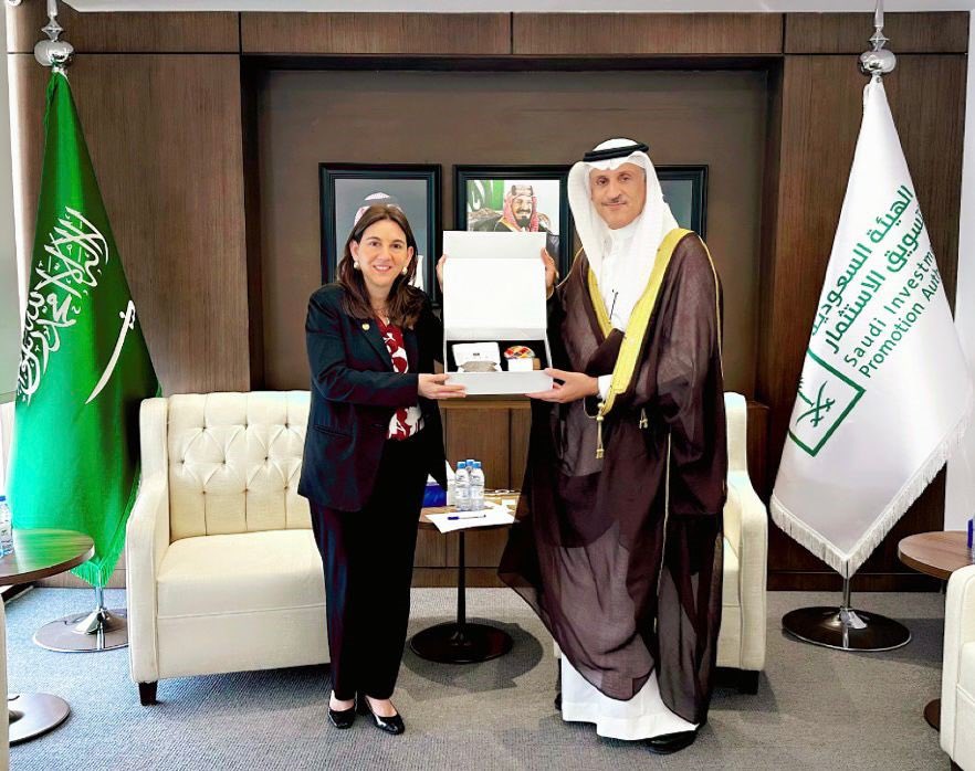 التقى سعادة الرئيس التنفيذي للهيئة السعودية لتسويق الاستثمار أ. خالد الخطاف بالسيدة رندة عصفورة، ممثلة الأمم المتحدة للسياحة في جمهورية السلفادور، حيث ناقش سبل التعاون في تبادل الفرص الاستثمارية في أبرز القطاعات بين البلدين، والفرص الاستثمارية للمستثمرين السعوديين في قطاع السياحة